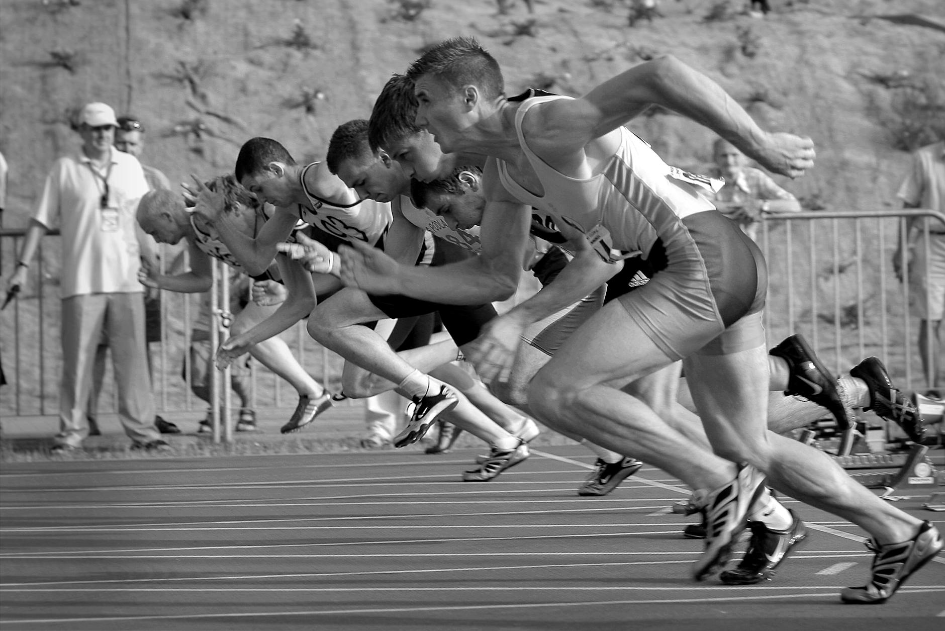 Athleten, Die Auf Leichtathletik Oval In Graustufenfotografie Laufen