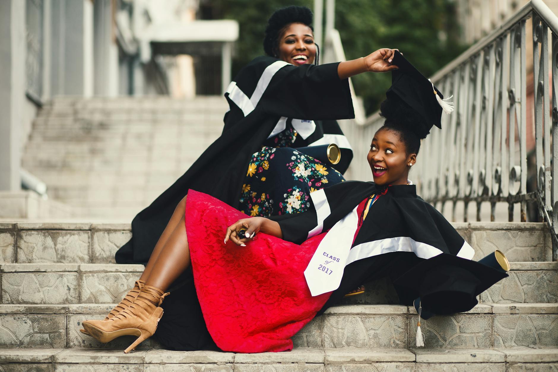Shallow Focus Fotografie Von Zwei Frauen In Akademischer Kleidung Auf Treppen