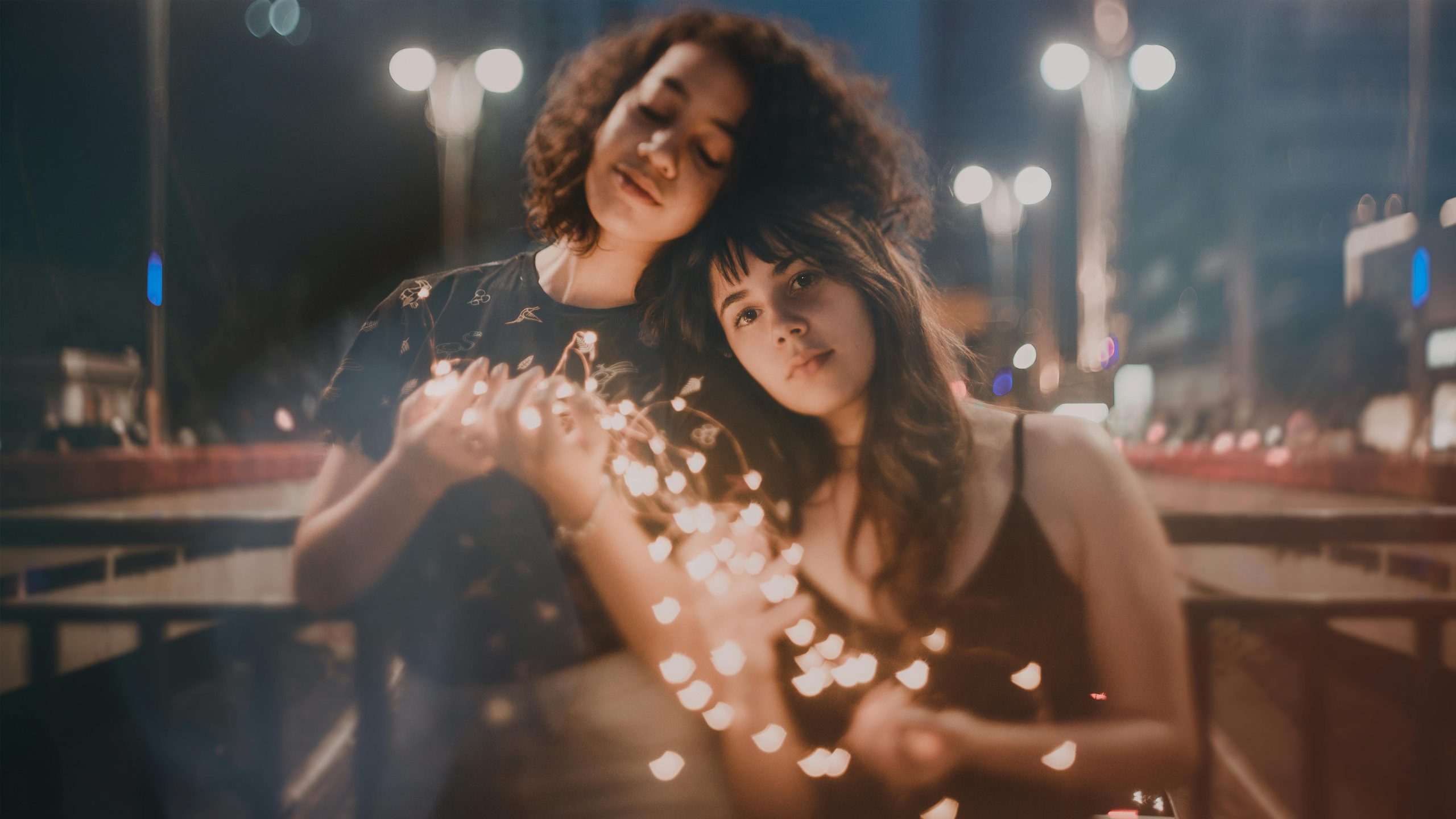 Selektive Fokusfotografie Von Zwei Frauen, Die Eingeschaltete Lichterketten Halten