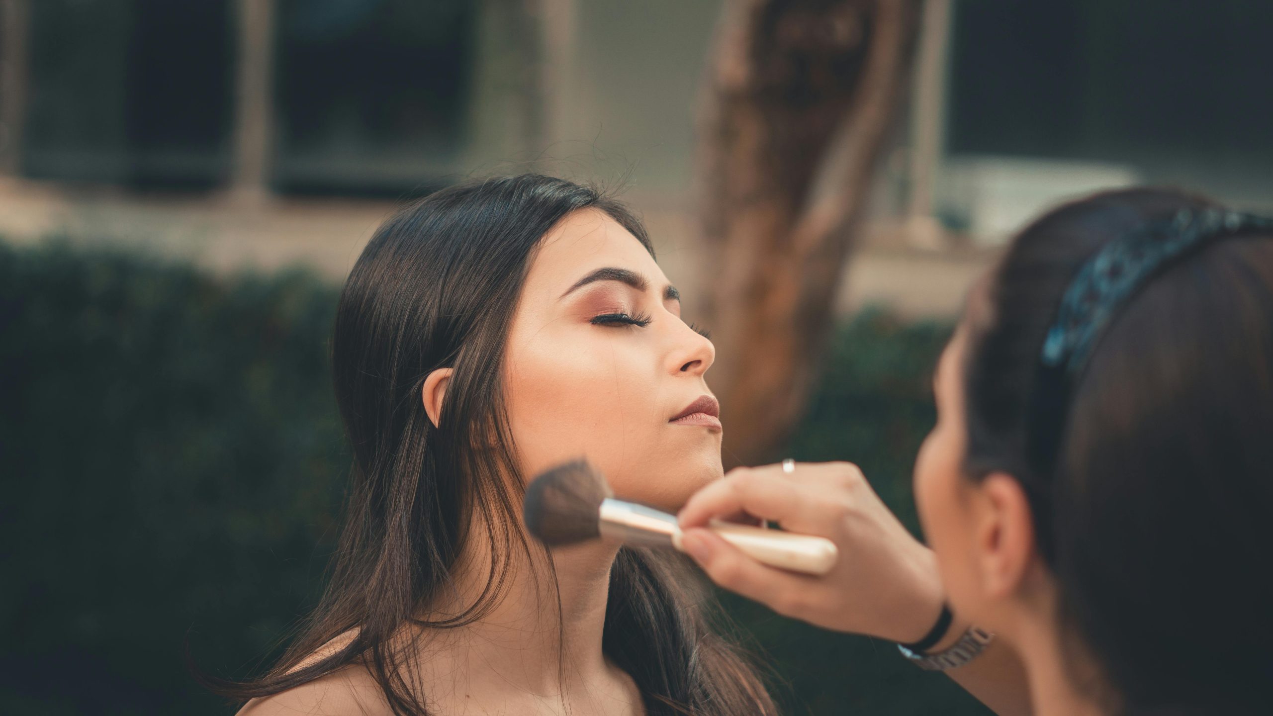 Frau, Die Make Up Aufträgt